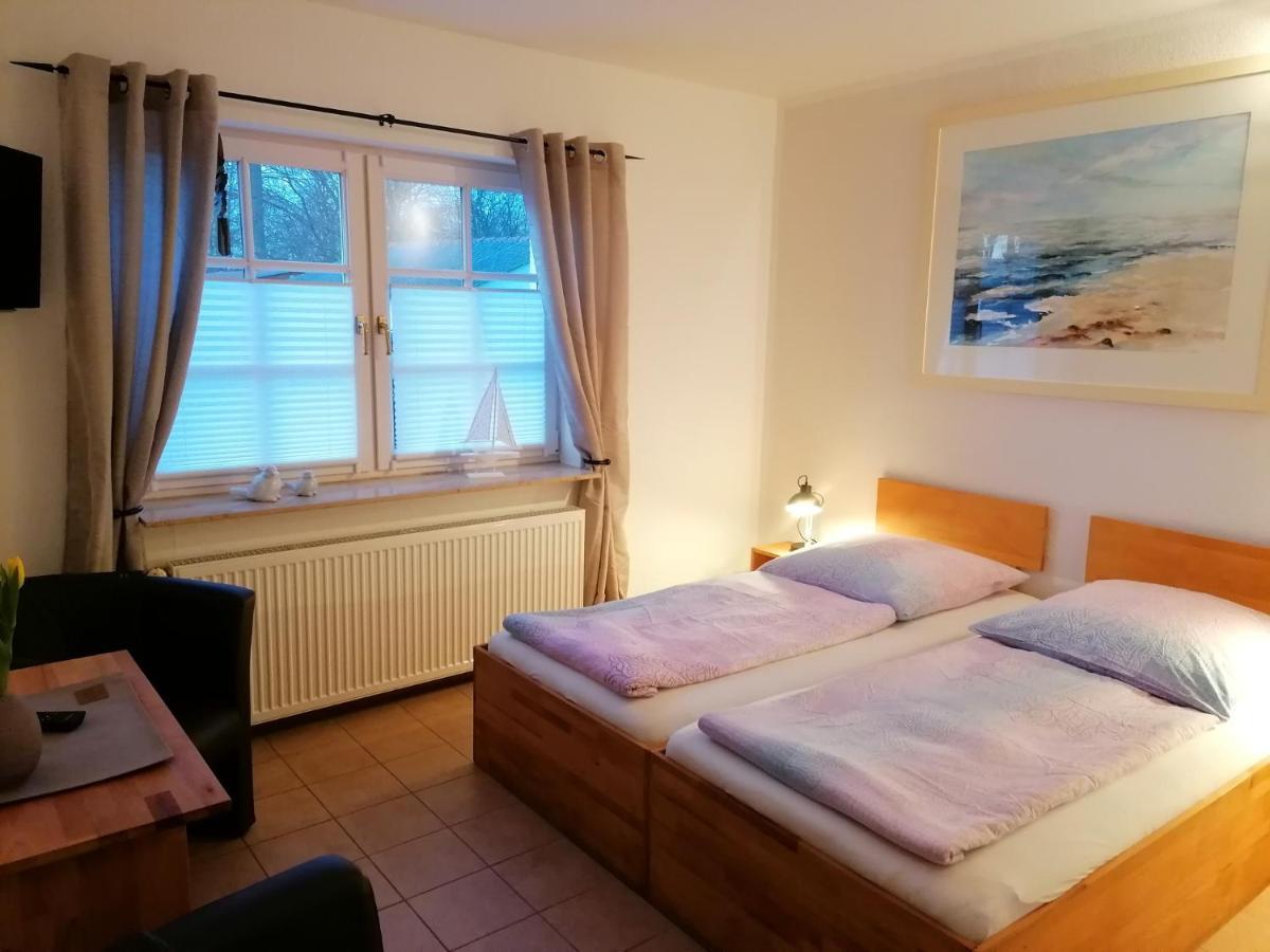 Boddenhus Auf Ruegen - Ferienwohnungen Und Pension Rappin Esterno foto